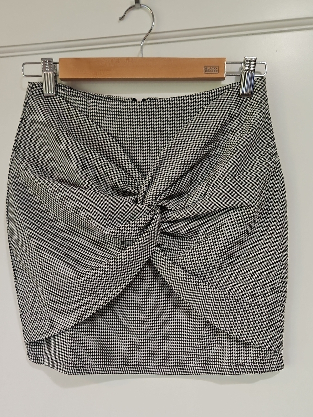 Pants Store Knot-Front Houndstooth Mini Skirt - Black & White
